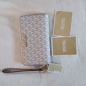 New with tags Michael Kors jet set travel powder blush while it phone case